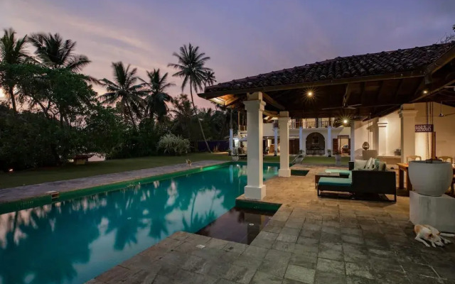 Lovely Lakeside Villa With Large Pool Poolside Dining