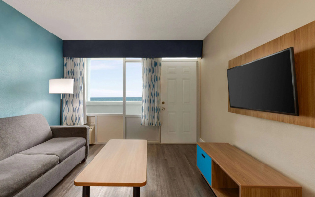 Days Inn by Wyndham Myrtle Beach-Beach Front