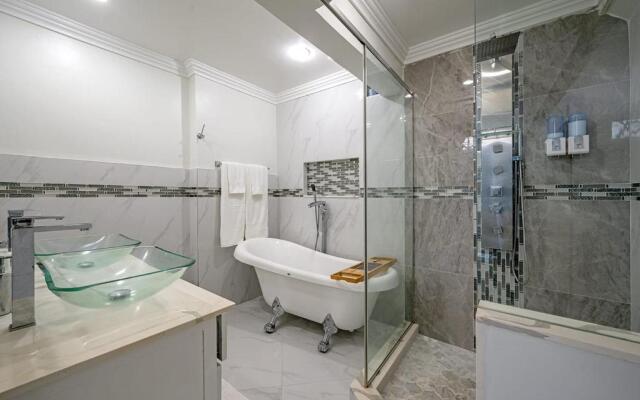 Hospitality Expert E22 Beach front Pool & Chef