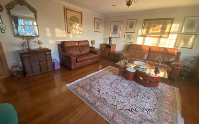 2-bed Apartment in High Wycombe Private Garden