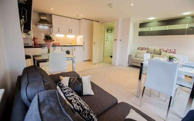 Light And Airy 1Bed Barons Court Flat Lift And Balcony