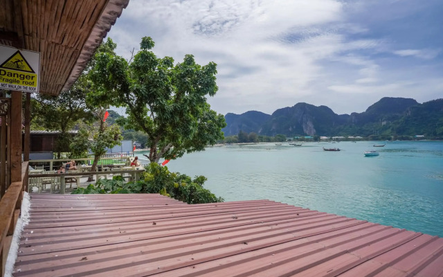 Phi Phi Cozy Seafront Resort
