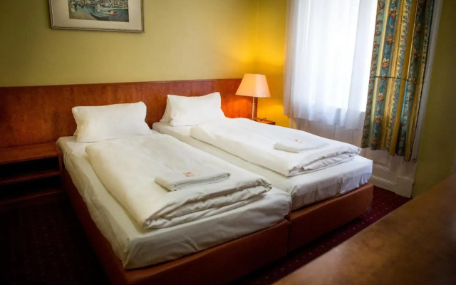 City Hotel