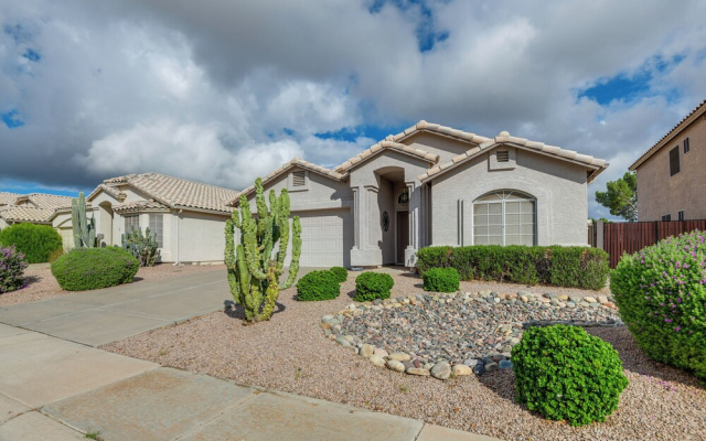 Pool & Golf Course Views: Family Home in Gilbert