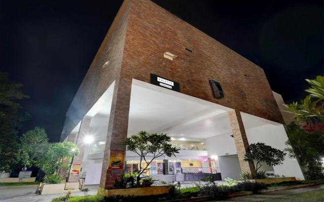 Poolside Retreat Near Sathyabama Chennai