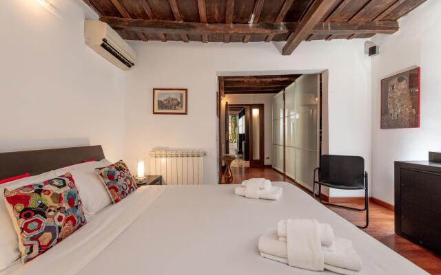 Elena in Roma with 1 bedrooms and 1 bathrooms