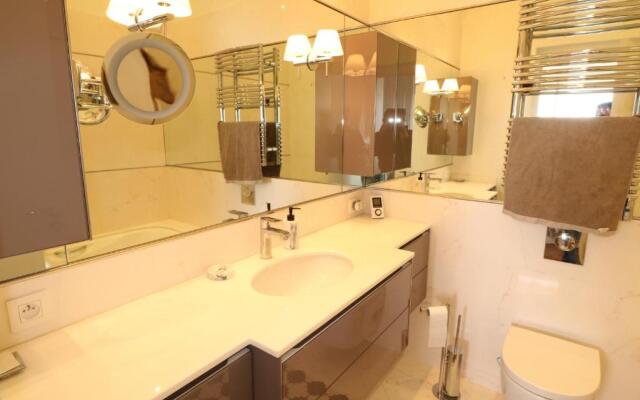 Beautiful 3 bedroom. Direct sea view. 401