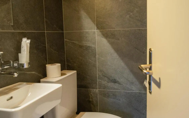 Moderne Altbauwohnung mit Pool und Sauna zentral in Bern