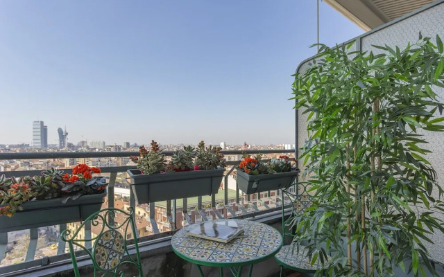 Skyline view Biancamano 1 bdr with balcony by Rentopolis