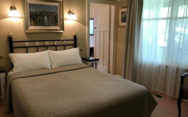 The Chalet Guesthouse And Studio