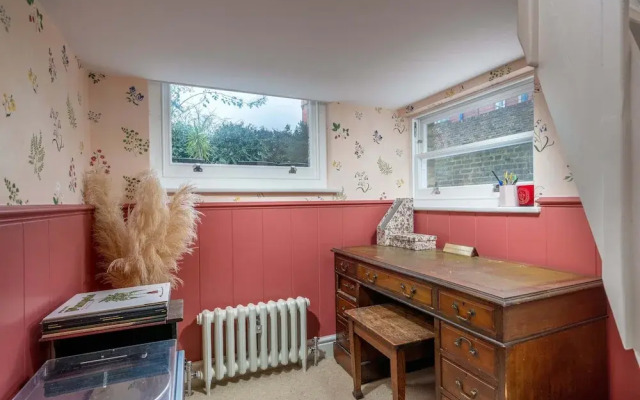 JOIVY Stylish 2-Bed House W/ Private Garden In Hackney