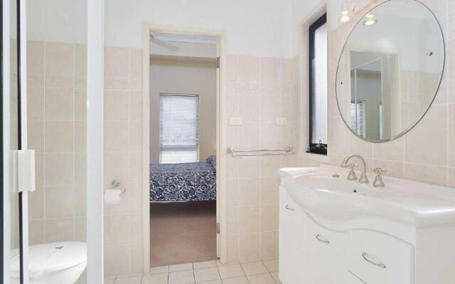 2/137 Soldiers Point Road - luxury unit on the waterfront with aircon and free unlimited Wi Fi