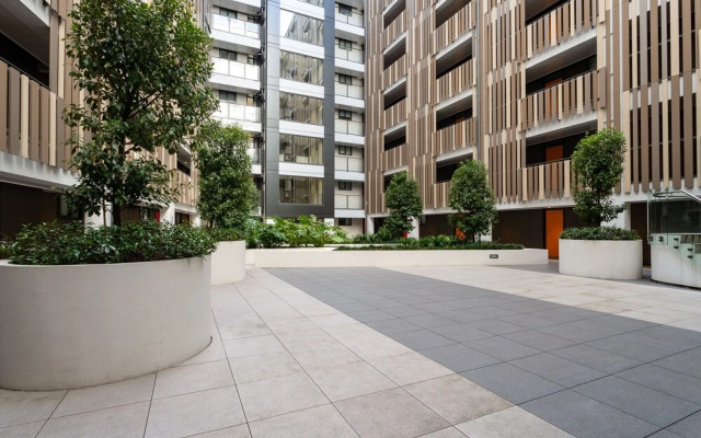 Toodle's Pristine inner-city nest with carpark