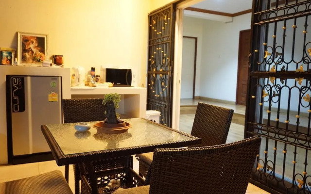 Phuket Airport Suites & Lounge Bar
