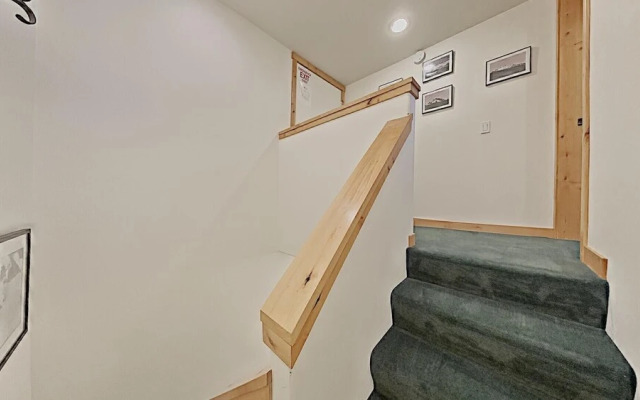 Cozy One Bedroom Condo with Loft - Just Steps to Mammoth Mountain! Free WiFi and Parking! by RedAwning