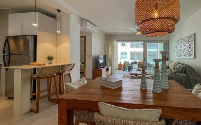 Luxurious Pent House Steps From The Beach. C4