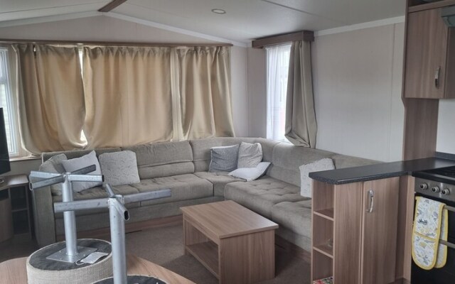Lovely 8 Berth Direct Beach Access