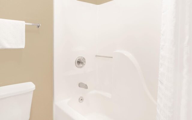 Super 8 by Wyndham East Moline