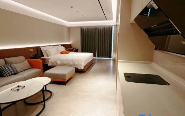 Zhongyi Holiday Hotel (Xiangyang Greenland Central Plaza)