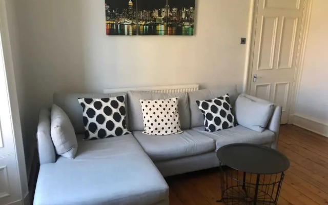 Stylish 1 Bedroom Apartment Near Leith