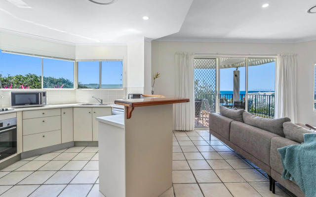 Cosy apartment with ocean views, Sunshine Beach