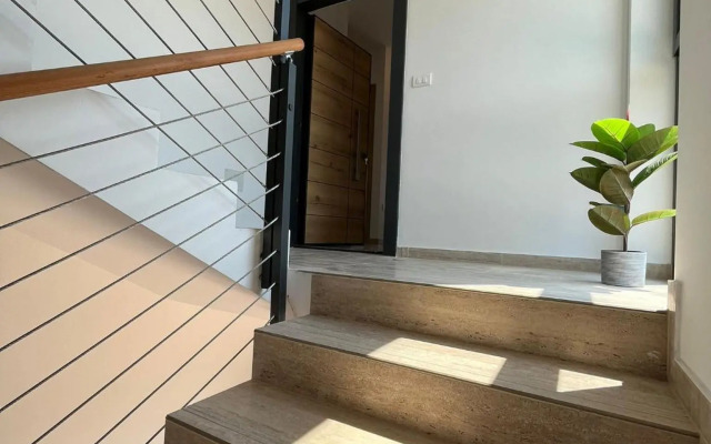 J&N Hill's Residence with swimming pool