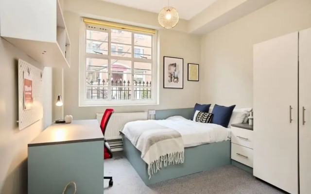 Deluxe Room 16 - Louise House Summer Youth Accommodation