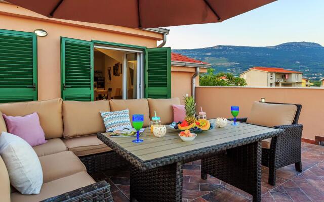 Modern Villa in Kaštel Novi with Swimming Pool