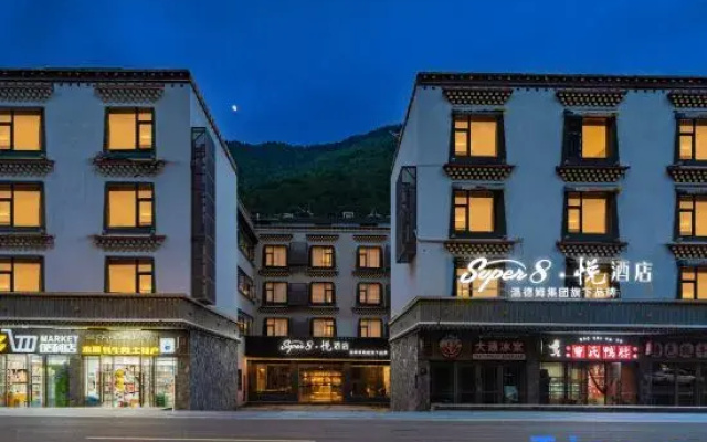 Wyndham's Super 8. Yue Hotel