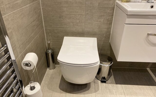 Newpointe Luxury Serviced Apartment at the Atrium