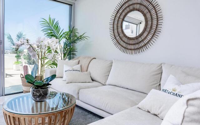 LMR1- Modern penthouse, private pool, families only