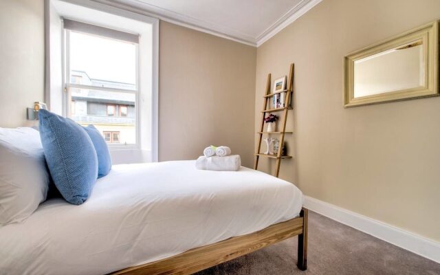 Cool St Stephen Street Apartment: Prime New Town Location