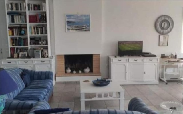 Charming 4-bed Villa in Pefkali