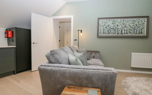 Watch Tree Apartment