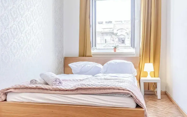 Stylish 2BR Apt Garden Modern Comforts