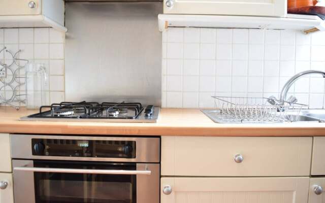 Spacious 4 Bedroom House Close to Tooting Station
