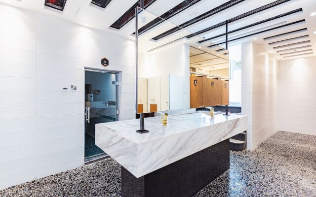 Waves - Chic Studio With Balcony Overlooking City Views