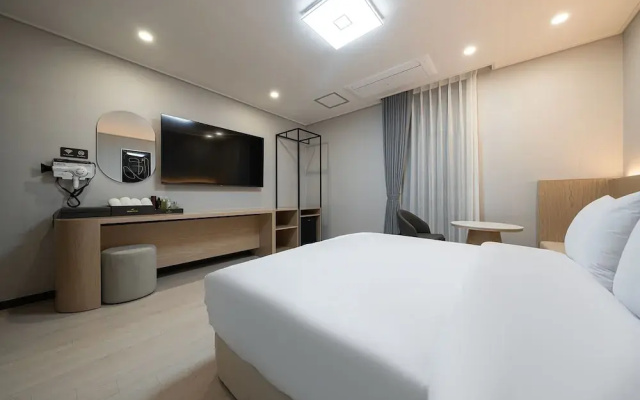 Gunsan Hound Hotel