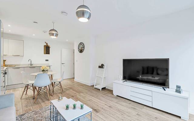 Newly Furnished and Bright Home