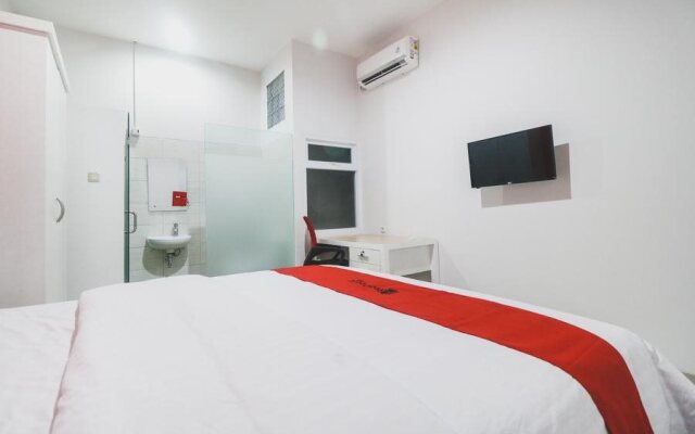 RedDoorz Plus near Living Plaza Jababeka