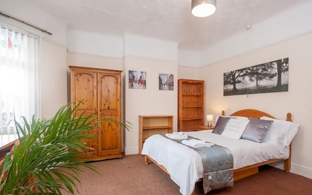 Spacious Victorian 4 bed house near Heath Hospital