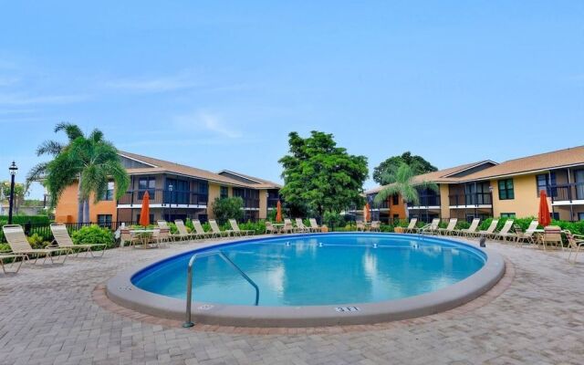 Relaxing Condo With two Pools and Steps to Beach