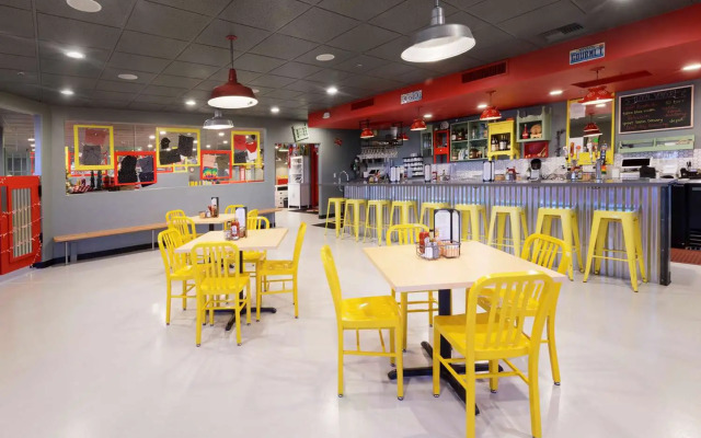 Super 8 by Wyndham Meadow Wood Courtyard