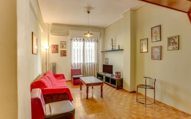Cozy Apartment in Athens near Aghios Ioannis Subway Station