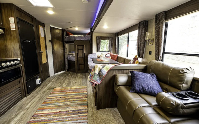 American Luxury Caravan - Secure Parking Llandeilo