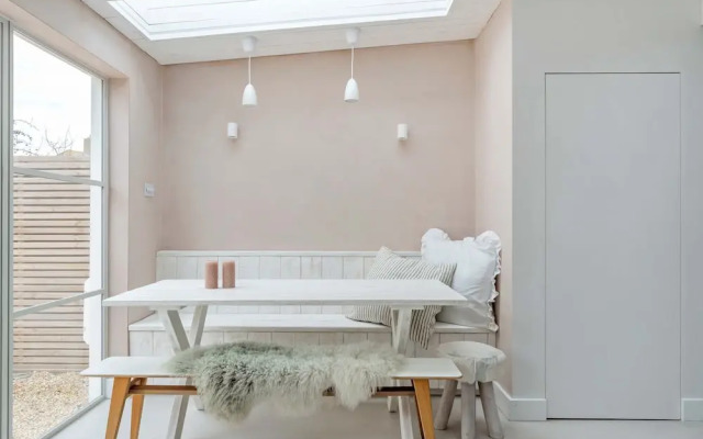 Chic Coastal Retreat - 5-min Stroll to Beach