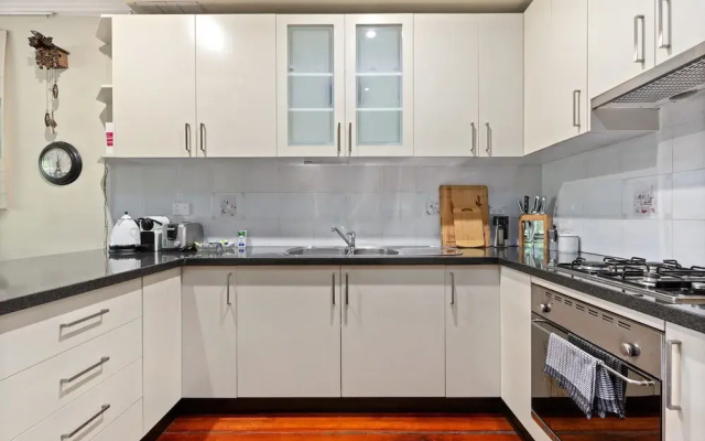 Spacious 2-bed Townhouse With Garage & Patio