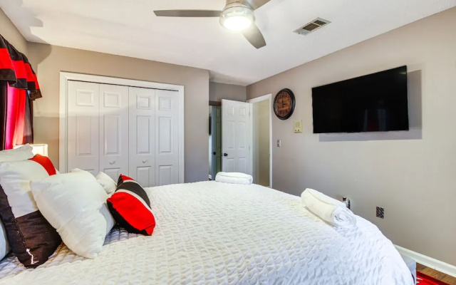 Pool + Gameroom: Family Fun Retreat in Hinesville!
