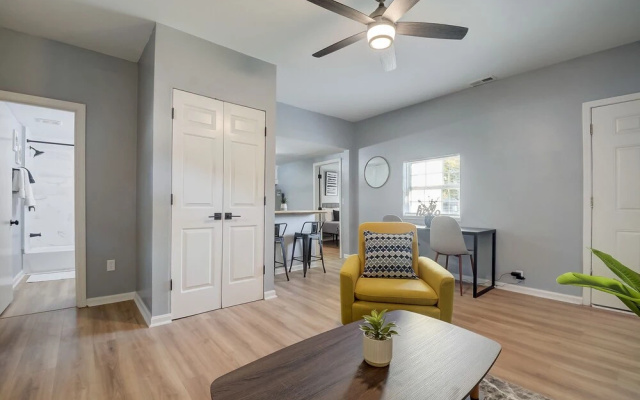 Frontdesk 2 BR House Near Cardinal Stadium