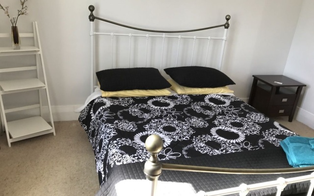 Villa on Grey Street – Guest Rooms – Hamilton